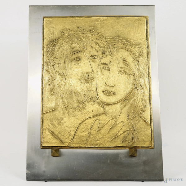 Amanti, lastra di bronzo incisa, cm 29x22,5, supporto in metallo, XX secolo.