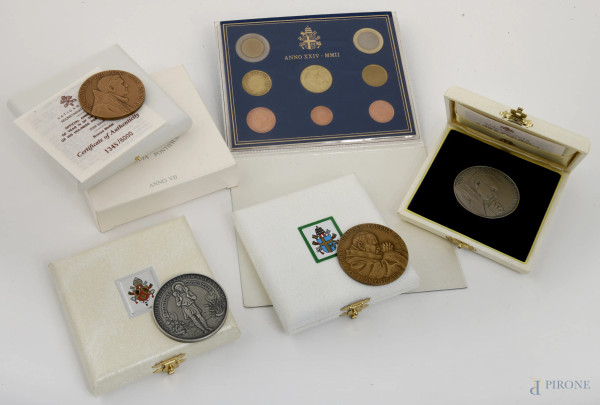 Lotto di 2 medaglie pontificie in argento (peso totale gr. 80), 2 in bronzo e una serie vaticana di monetazione in euro, (difetti)
