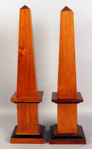Coppia di obelischi in legno tinto a noce con particolari ebanizzati, altezza 39 cm.