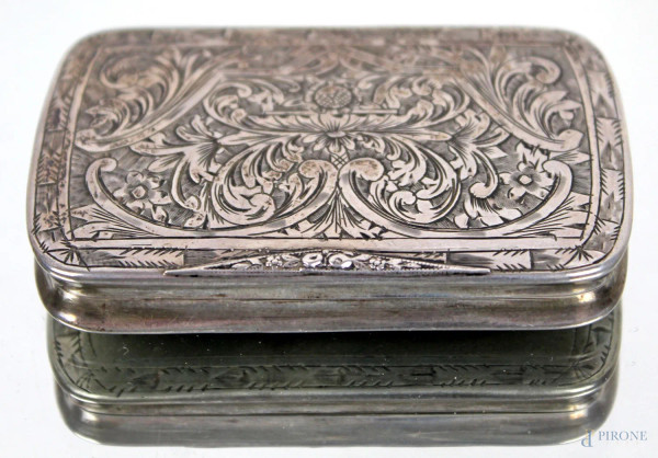 Tabacchiera in argento cesellato a motivi di foglie d'acanto, inizi XX secolo, cm h 1x8x5