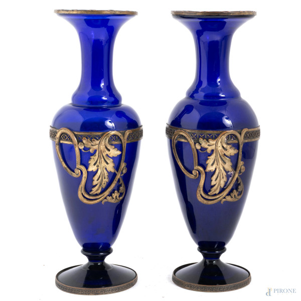 Coppia di vasi in vetro blu con inserti decorativi in metallo, XX secolo, altezza cm 24,5, (segni di usura)