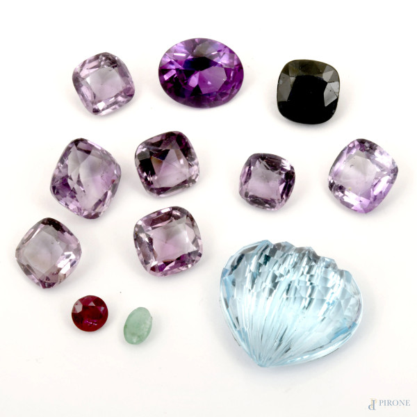 Lotto composto da 12 pietre naturali di colori e tagli vari, misure massime cm 2x2,5