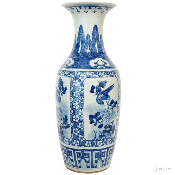 Vaso in porcellana bianco e blu, corpo a balaustro con rappresentazioni di volatili, arte orientale, XX secolo, h cm 59,5 (difetti)