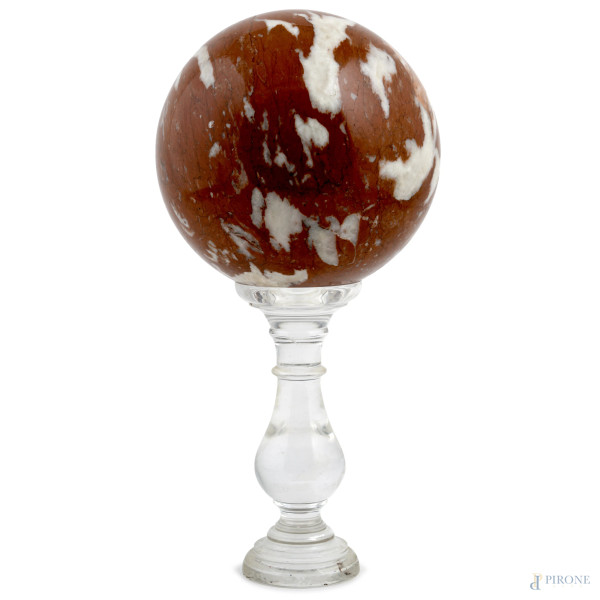 Sfera in marmo su base in plexiglass, XX secolo, diametro cm 13 ca.,  altezza complessiva cm 15