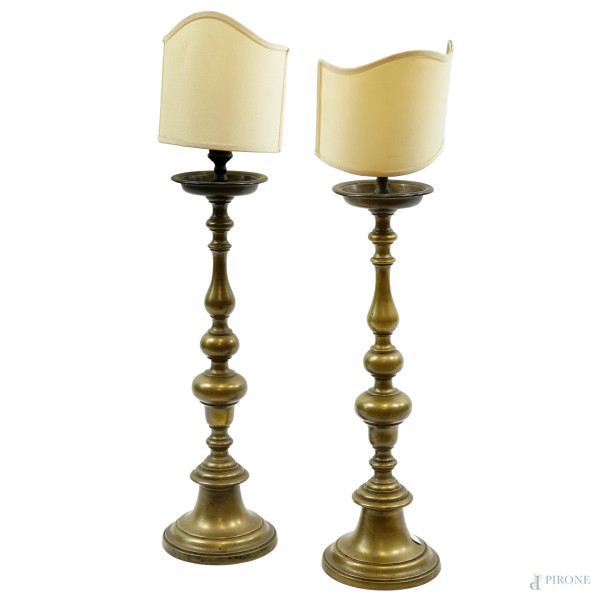 Coppia di candelieri in bronzo dorato, altezza cm 54