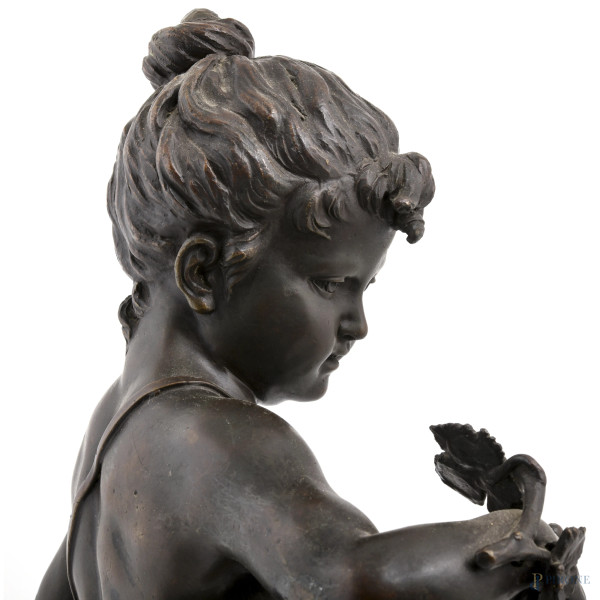 Coppia di sculture in bronzo con base in porfido raffiguranti putti, XX secolo, altezza massima c...