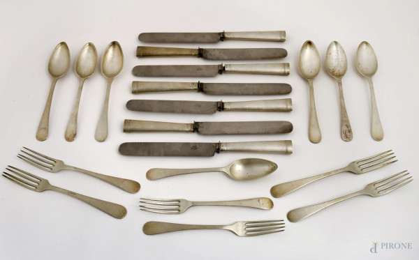 Lotto di posate in argento con bolli papali, composto da 6 forchette, 7 cucchiai e 6 coltelli, peso totale al netto dei coltelli gr. 800, misure massime cm 27,5, (difetti)