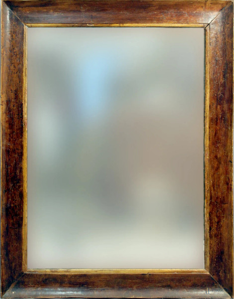 Antica specchiera di linea rettangolare in legno con particolari intagliati, misure specchio altezza 104x77 cm, ingombro 122x96 cm.