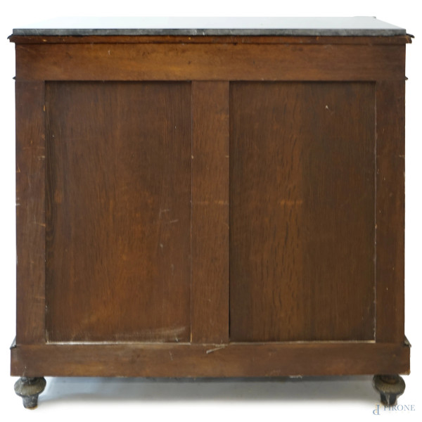 Credenza Napoleone III, fine XIX secolo, in legno ebanizzato ornato da decori dorati. Piano in ma...
