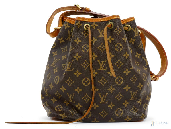 Louis Vuitton, borsa secchiello con monogram, tracolla regolabile e finiture in pelle, cm 26,5x27x20, (segni di utilizzo).