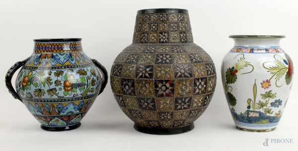Lotto di tre vasi in ceramica policroma, manifatture diverse, altezza max cm 26, (difetti)