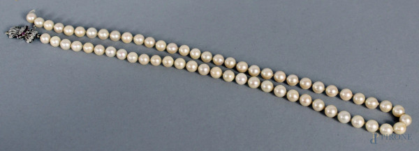 Collana in perle con chiusura in oro bianco e rubini, (difetti).