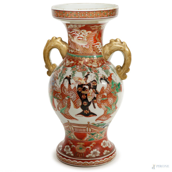 Vaso biansato in porcellana policroma, Cina, XX secolo, corpo a balaustro con decoro raffigurante personaggi orientali, cm h 30