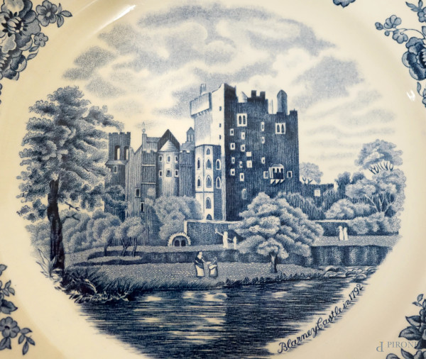 Servizio da tavola in maiolica bianca e blu inglese, manifatture diverse, XX secolo, (difetti e m...