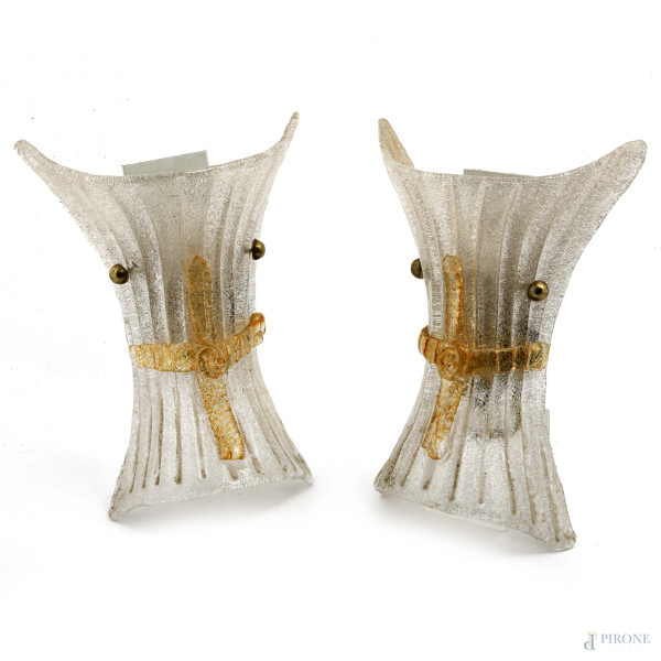 Coppia di applique in vetro, XX secolo, cm 23,5 (segni di usura, scalfiture, rotture)