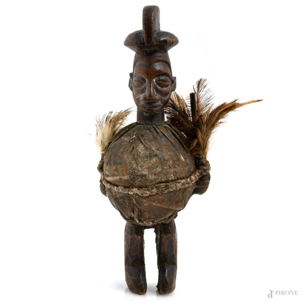 Statuetta africana in legno e vari materiali, XX secolo, altezza cm 21, (segni di usura)