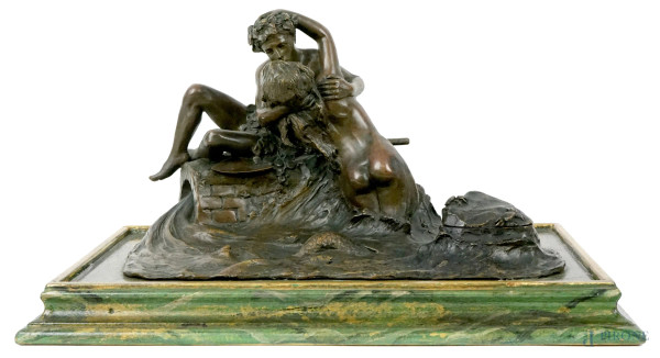 Amanti, scultura in bronzo, su base in legno, cm h 18x38,5x23,5, XX secolo.