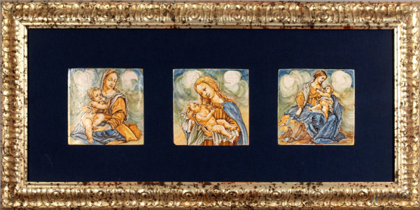 Lotto composto da tre mattonelle in terracotta dipinta raffigurante Madonna con Bambino, 12x12 cm, entro cornici.