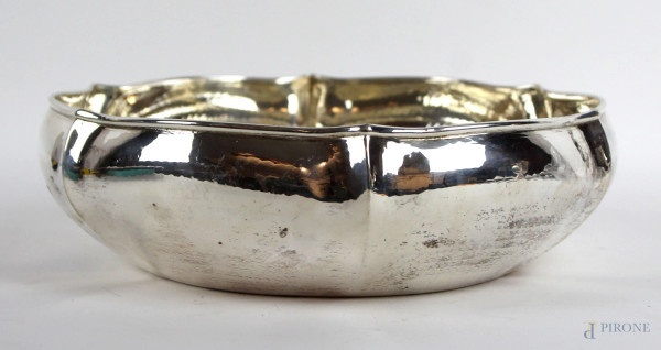 Centrotavola in argento battuto a mano, corpo nervato, bordo mistilineo, cm h 7x24, gr 385