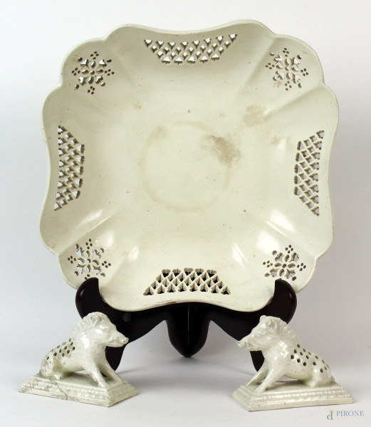 Lotto composto da un centrotavola e coppia di salierine a forma di cinghiale, in ceramica bianca, cm 30x30, XX secolo, (difetti).