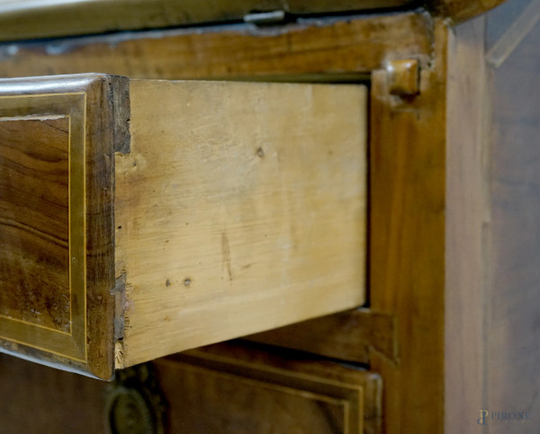 Mobile a ribalta impiallacciato in legno di noce con decori a intarsio in varie essenze, finiture...