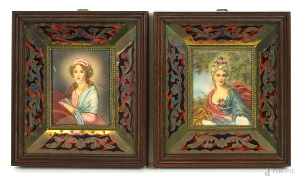 Coppia di miniature raffiguranti dame, con cornici in finta tartaruga, cm 16,5x14,5