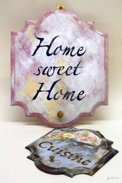Home Sweet Home e Cousine, Coppia pannelli di benvenuto design stile Shabby -Chic, acrilici e collage su tavola sagomata, cm 26x32 e 18x22.