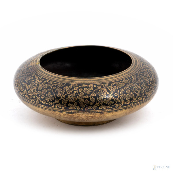 Bowl indiana in ottone con profilo a decori floreali, XX secolo, cm 8,5x21, (segni di usura, difetti)