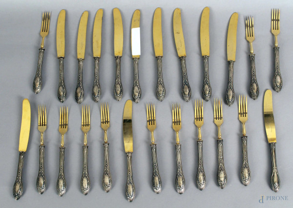 Servizio di posate da dolce con manici d&#39;argento, composto da dodici forchette e dodici coltelli, primi &#39;900.