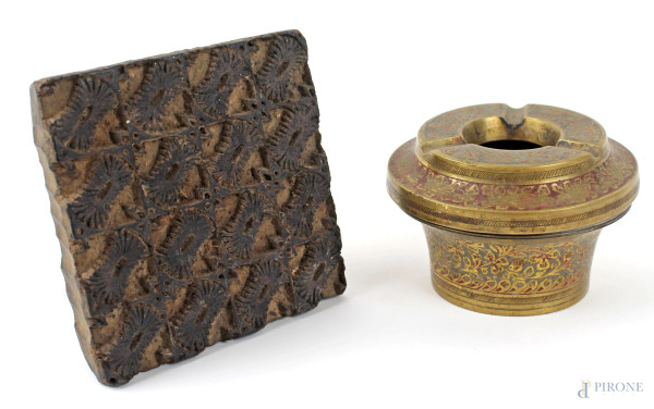 Lotto di uno stampo indiano per tessuti ed un posacenere, materiali diversi, cm 7x11, XX secolo, (difetti).