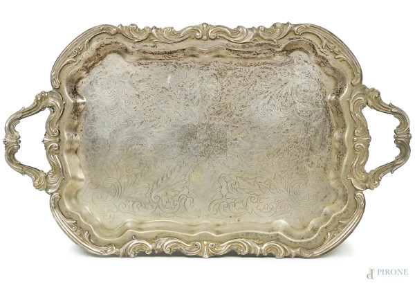 Vassoio di linea rettangolare in metallo argentato F. B. Rogers Silver Co, decori incisi, profili e prese decorati a volute, quattro piedini traforati, cm 63x37.