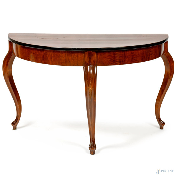 Coppia di consolles in noce con tre gambe mosse, XX secolo, cm 72,5x114x62, (difetti)