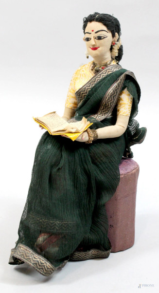 Bambola indiana in stoffa, altezza cm. 23.