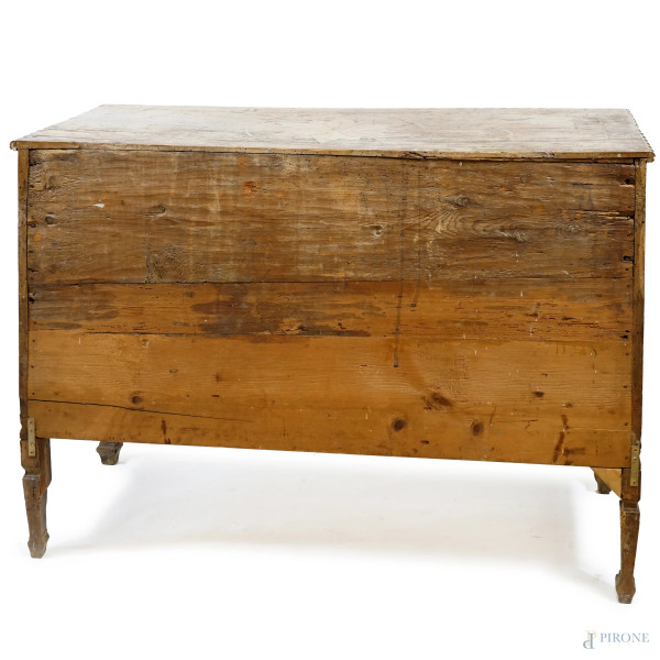 Comò in noce a tre cassetti con maniglie in bronzo cesellato raffiguranti urne, rifiniture e deco...