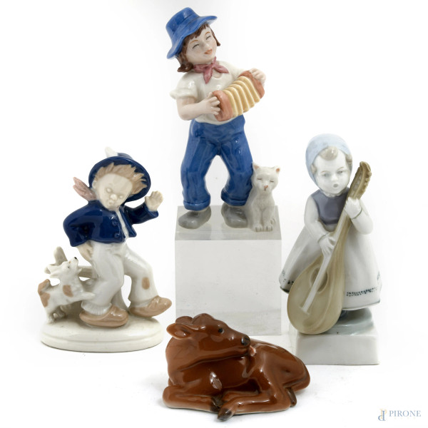 Lotto di quattro sculture in porcellana raffiguranti fanciulli e un cerbiatto, XX secolo, altezza massima cm 13 (rotture e restauri)