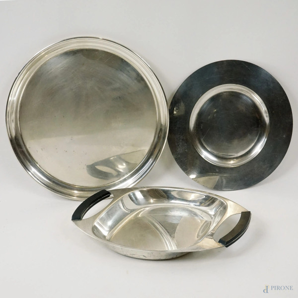 Lotto composto da un piatto e due vassoi di cui uno déco in metallo argentato, diam. max cm 35, XX secolo.