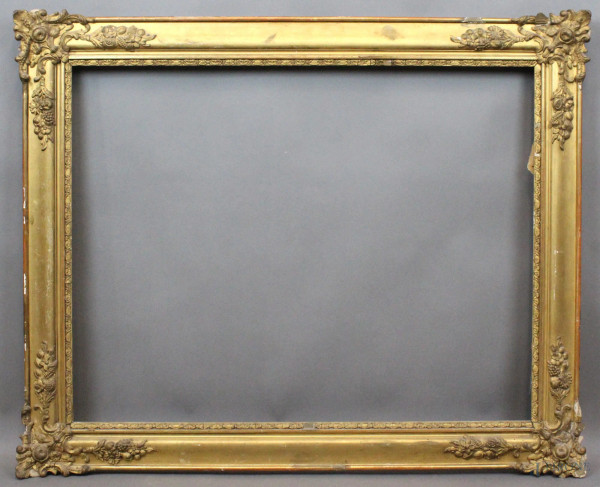 Cornice in legno e stucco dorato, ingombro cm.78x94, specchio cm. 62x79, XIX secolo, (difetti)