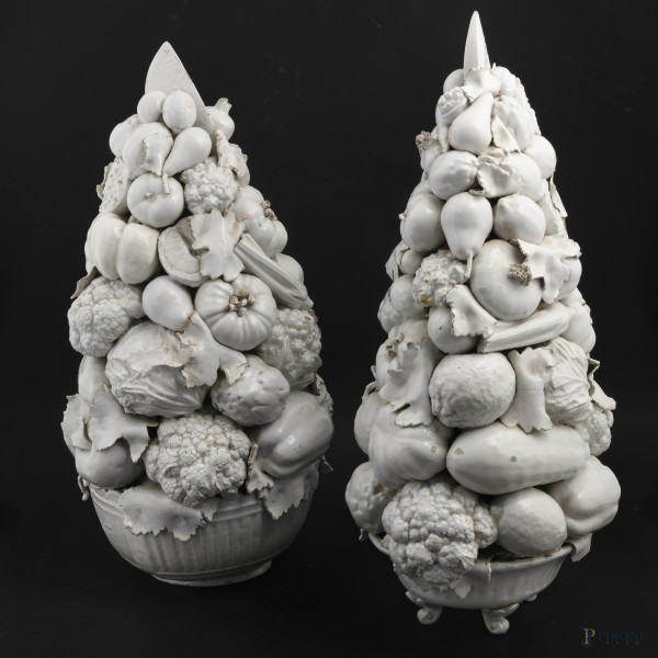 Coppia di trionfi di frutta in ceramica smaltata bianca, XX secolo, altezza massima cm 62, (scalfiture, rotture, restauri, mancanze, segni di usura)
