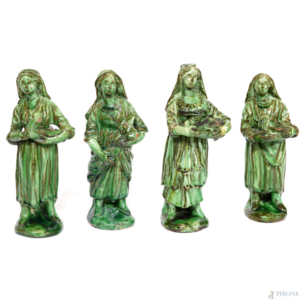 Lotto composto da 4 statuine in ceramica verde raffiguranti figure femminili, XX secolo, altezza massima cm 18,5, (difetti)