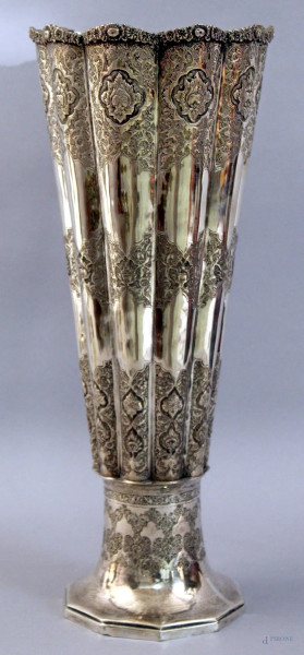 Vaso in argento sbalzato e cesellato e niellato di fiori, altezza 36,5, gr. 960, bolli Russia XIX secolo.