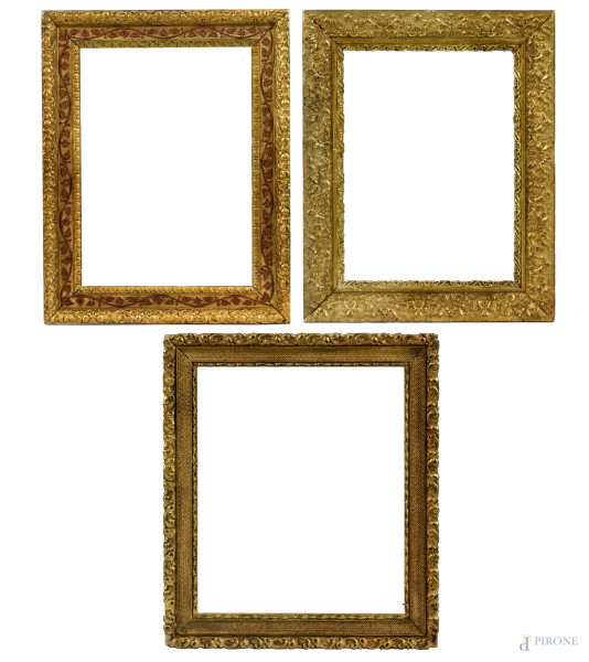 Lotto di 3 cornici in legno dorato e intagliato, XX secolo, misure massime ingombro cm 47x37,5, (difetti)