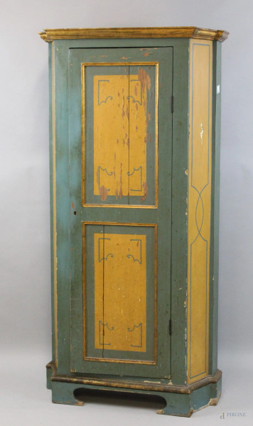 Armadietto in legno laccato, metà XX secolo, fronte ad un'anta pannellata, cm 167x78x32, (difetti)