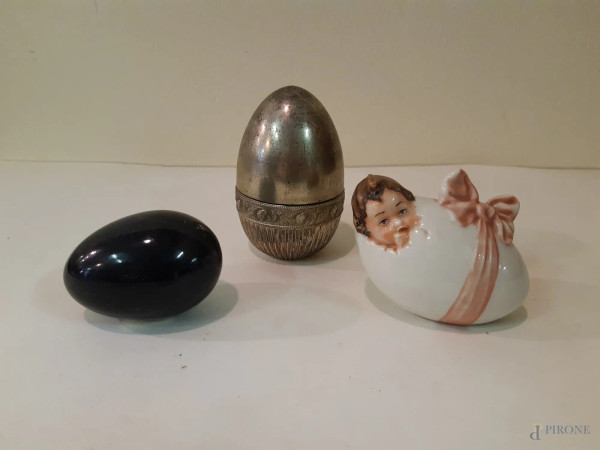 Lotto di tre uova in materiali diversi, H 10 cm.