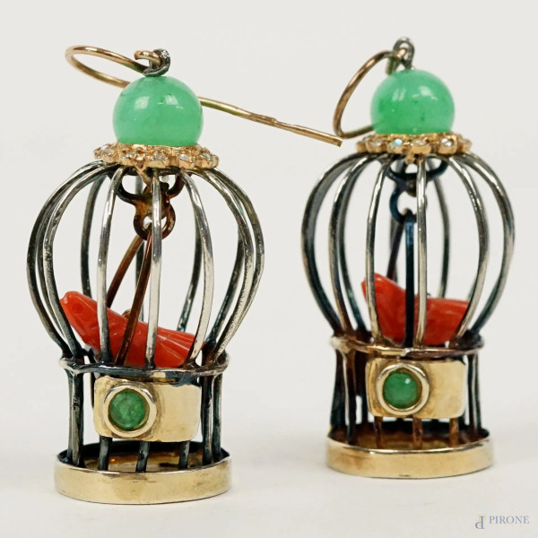 Coppia di orecchini a forma di gabbietta in oro 9 kt e argento, con uccellini in corallo, e applicazioni di smeraldi e perline in giada, cm 4,2