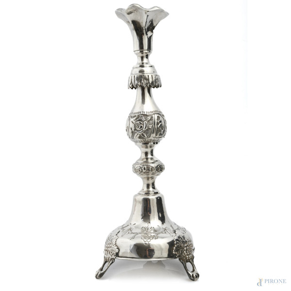 Portacandela a tre piedini decorato a cesello e sbalzo in argento, XIX-XX secolo, altezza cm 34, peso gr 330