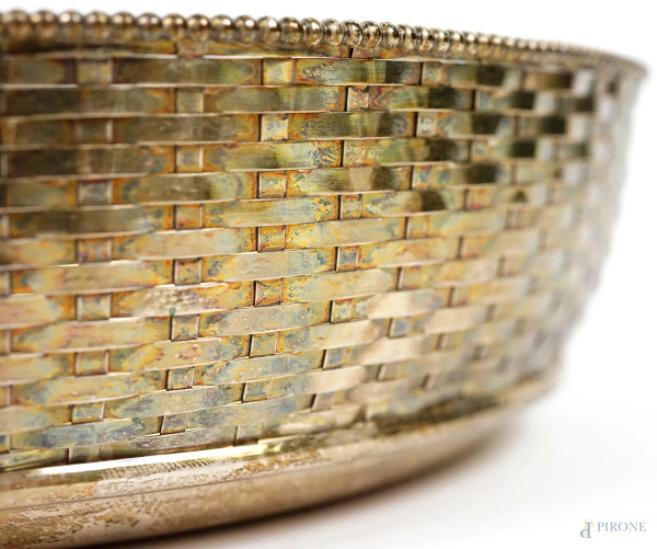 Centrotavola di linea tonda in argento, h cm 7 diam. Cm 26,5, peso gr. 660