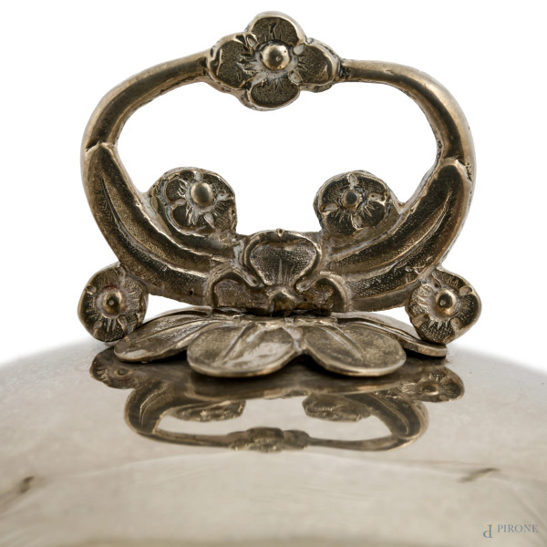 Samovar in argento finemente cesellato con dispensatore a foggia di delfino cavalcato da putto, V...