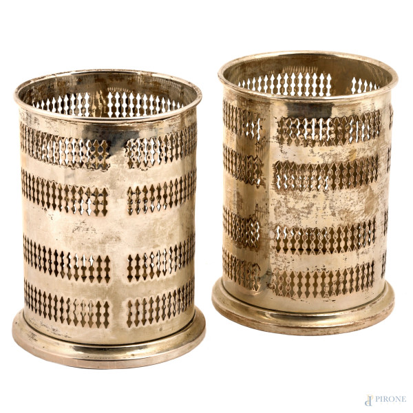 Coppia di portabottiglie in argento 800/000 cesellato e traforato, cm 13,5x10,peso complessivo gr 490