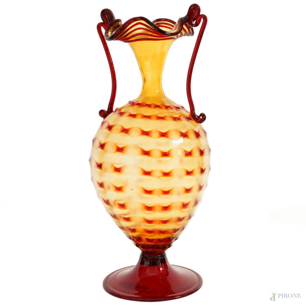 Vetreria Fratelli Toso Vaso, Murano, anni '20, Vaso ad anfora in vetro soffiato paglierino con applicazioni bugnate rosso ruggine, orlo ondulato e anse a riccioli, XX secolo, h cm 44.5