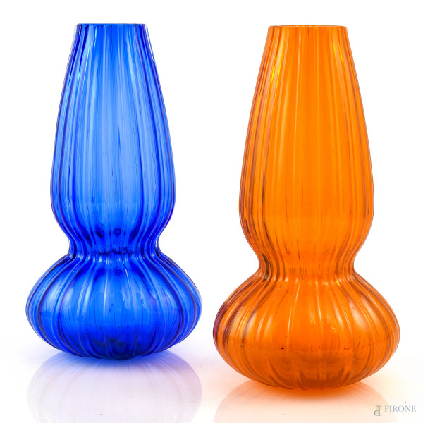 Coppia di vasetti in vetro di Murano Barovier e Toso nei toni dell'arancio e del blu, altezza cm 17, firmati a graffio al fondo, (lievi segni di usura)